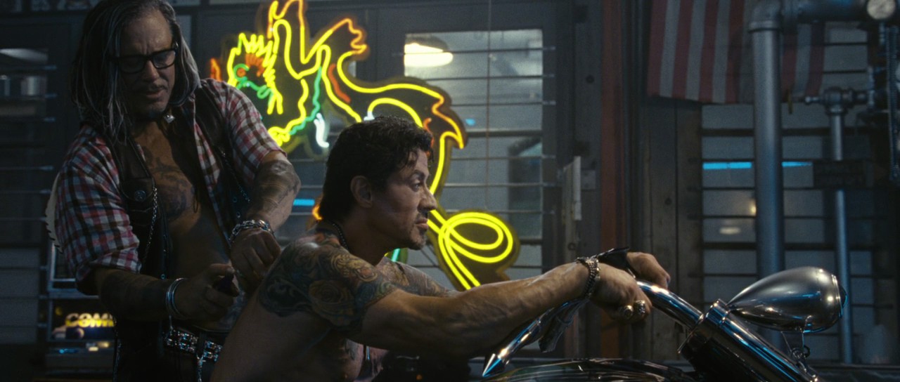 Mickey Rourke vystřižený jak z Iron Mana 2...asi ho ani nemaskovali :D