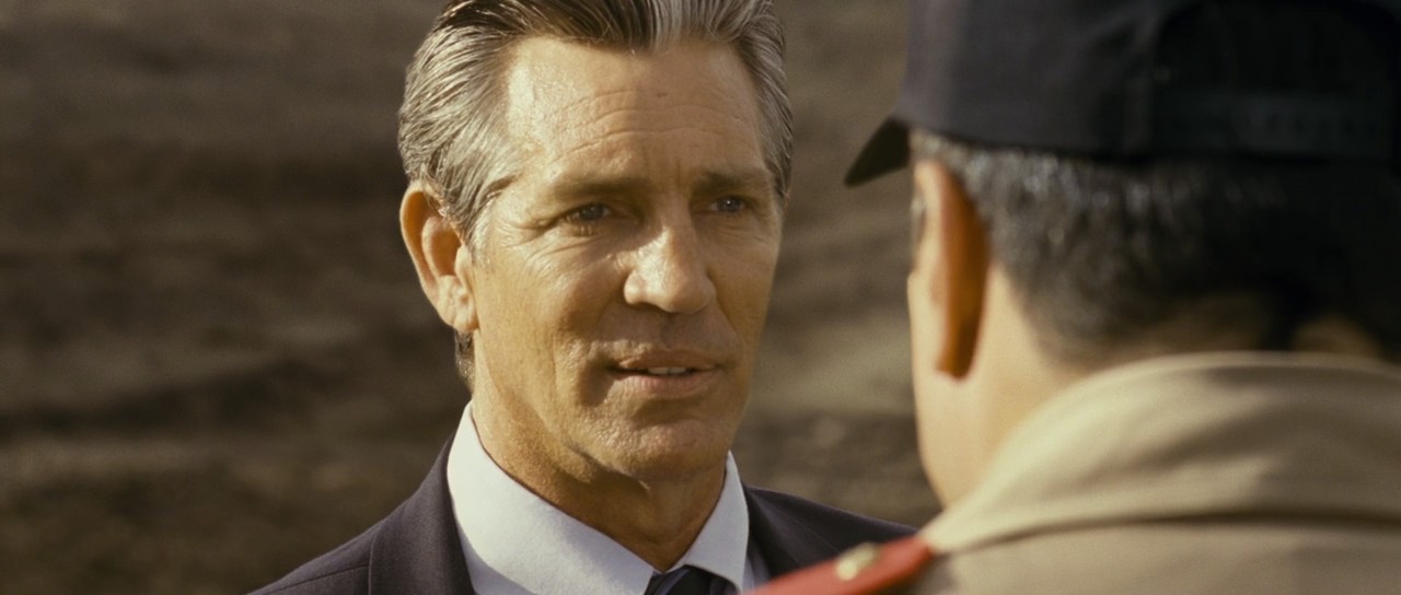 Zestárnuvší Eric Roberts. Padouch mu docela sednul :)