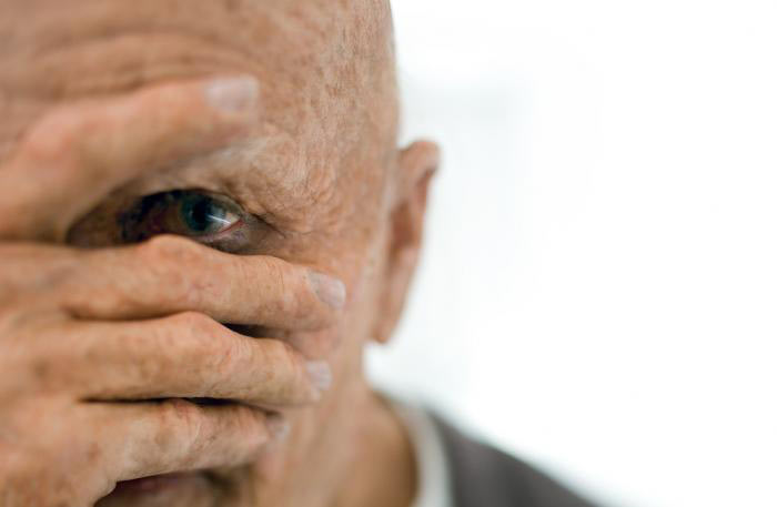 Nemo vyprávějící svůj příběh. Stařík, který si myslí, že mu je 35 let